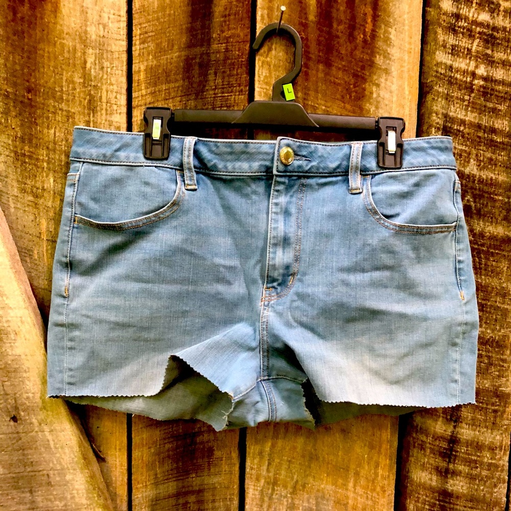 AEO Light Wash High Rise CUTOFF Shorts